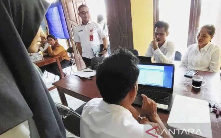 Aparatur desa yang mengikuti pelatihan pembuatan situs web dan tata kelola keuangan desa yang dilaksanakan di aula DPMD di Sampit, beberapa waktu lalu. ANTARA/Norjani
