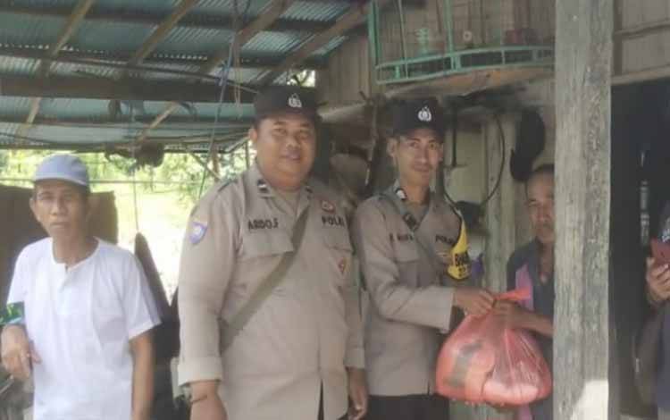 Polsek Kapuas Timur Baksos Beri Bantuan ke Warga yang Rumahnya Tersambar Petir