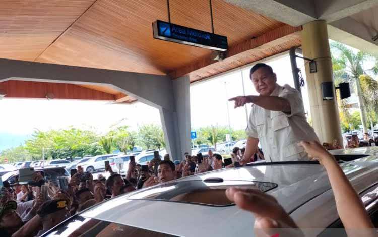 Menteri Pertahanan Prabowo Subianto menyapa para pendukungnya di Bandara Internasional Minangkabau (BIM) Kabupaten Padang Pariaman, Sabtu, (29/4). ANTARA/Fandi Yogari.