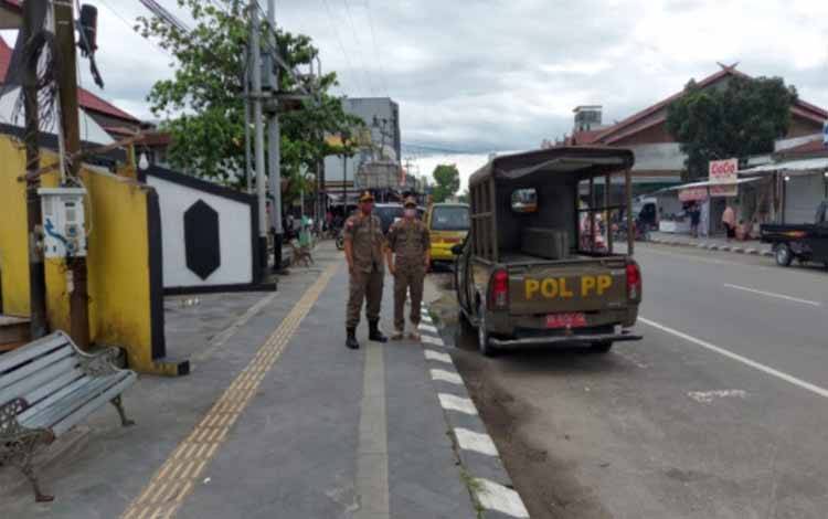Petugas Satpol PP Kobar saat monitoring luar area Pasar Indra Sari Pangkalan Bun. (FOTO: Satpol PP Kobar)