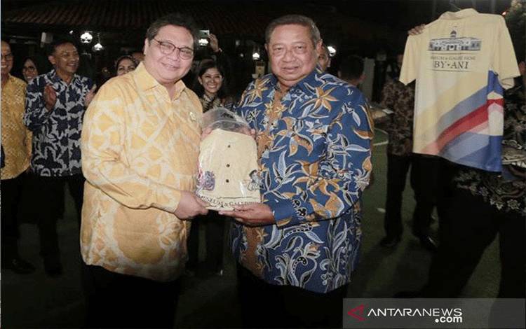Ketua Umum Partai Golkar Airlangga Hartarto bertemu Ketua Umum Partai Demokrat Susilo Bambang Yudhoyono di Cikeas, Kabupaten Bogor, Jawa Barat Kamis (5/3/2020). (ANTARA/Istimewa/aa)