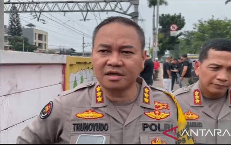 Polda Metro Bawa Jenazah Kasat Narkoba Polres Jaktim ke RS Polri