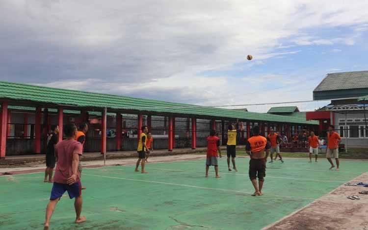 Jaga Imunitas dan Isi Waktu, WBP Rutan Kuala Kapuas Olahraga Voli