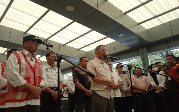 Heru Bersama Menhub Pantau Arus Balik di Tiga Stasiun Kereta Api