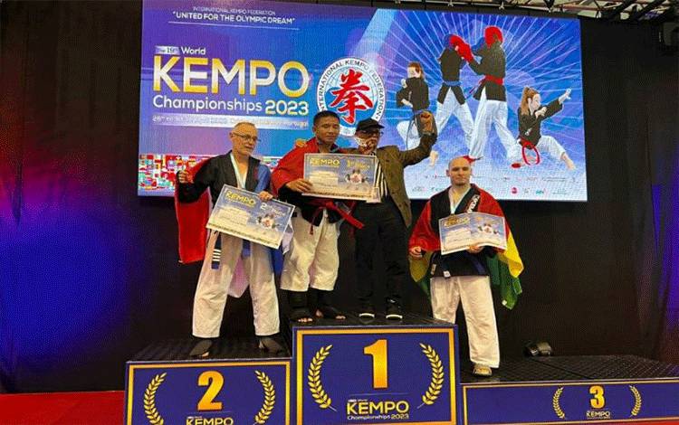 Babinsa yang bertugas di Kodim 1417 Kendari, Korem 143/Haluoleo Sertu Dirhamsyah (tengah) saat menaiki podium usai meraih juara kempo di Portugal, Sabtu (29/4/2023). (ANTARA/HO-Federasi Kempo Indonesia (FKI) Sultra)