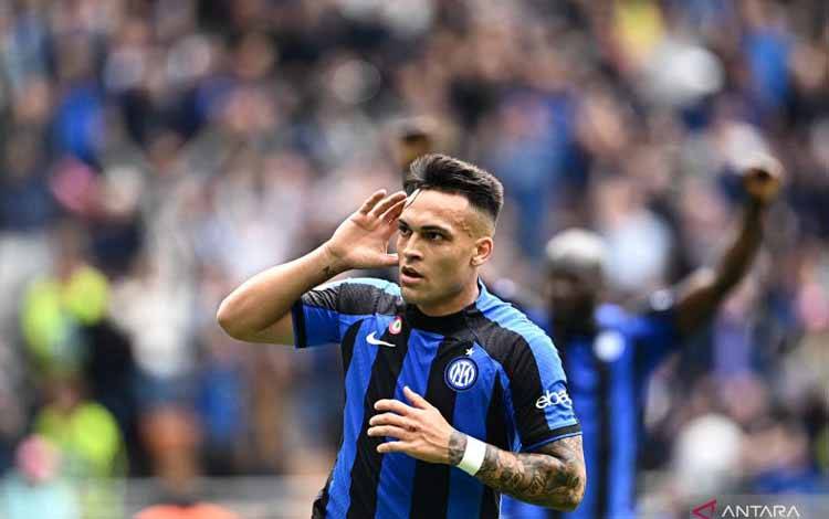 Selebrasi Lautaro Martinez setelah mencetak gol ketiga untuk Inter Milan dalam pertandingan Liga Italia melawan Lazio di Giuseppe Meazza pada 30 April 2023. ANTARA/AFP/GABRIEL BOUYS