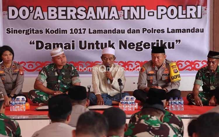 Sejumlah Anggota Polres dan Kodim Lamandau mengikuti kegiatan doa bersama di Joglo Mapolres setempat.(FOTO : HENDI NURFALAH)