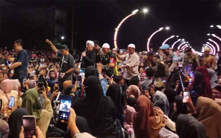 Opick Bawakan Lagu Terangkanlah Hingga Bersyukur Sukses Membius Ribuan Warga Sampit di Terowongan Nur Mentaya