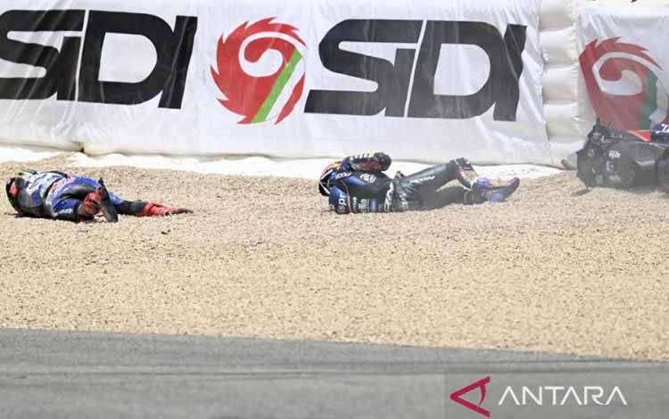 Pebalap Monster Energy Yamaha Fabio Quartararo (kiri) dan pebalap CryptoDATA RNF Miguel Oliveira terjatuh usai bertabrakan satu sama lain di MotoGP Spanyol, yang dihelat di Sirkuit Jerez, Spanyol, 30 April 2023. (ANTARA/AFP/JORGE GUERRERO)