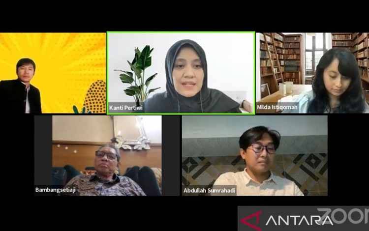 Akademisi yang juga Dosen Ilmu Manajemen Universitas Indonesia (UI) Kanti Pertiwi (atas tengah) saat memaparkan hasil survei sementara mayoritas gaji dosen pads Senin (01/5/2023) (ANTARA/Lintang Budiyanti Prameswari)