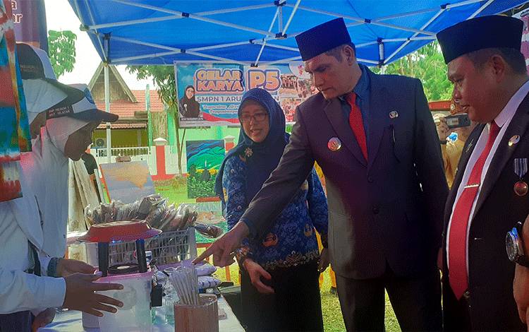 Pj. Bupati Kobar Pimpin Upacara Hardiknas 2023