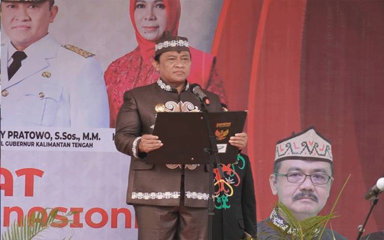 Wakil Gubernur Kalimantan Tengah (Kalteng), Edy Pratowo saat apel peringatan Hardiknas di Disdik Kalteng, Selasa 2 Mei 2023. (FOTO: IST)