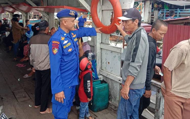 Satpolairud Polres Kapuas Patroli Sambangi Feri Penyeberangan, Ini Tujuannya