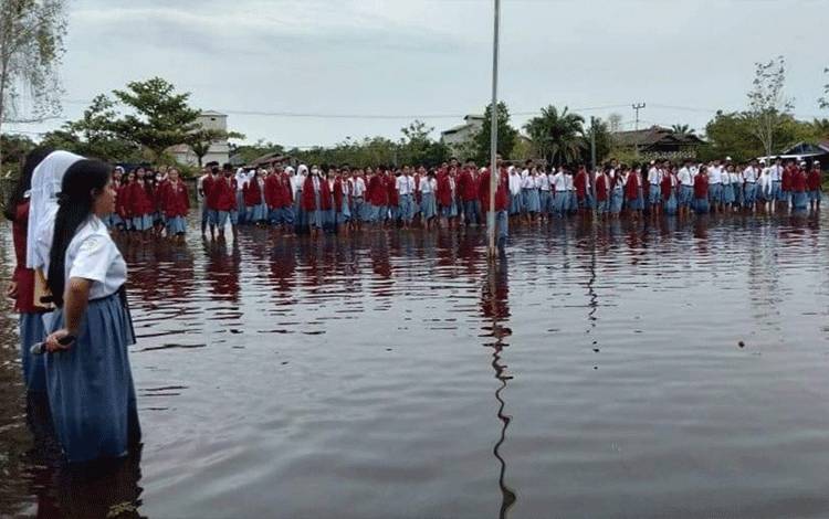 Upacara Peringatan Hardiknas di SMAN 1 Kapuas Tengah Digelar Dalam Keadaan Banjir