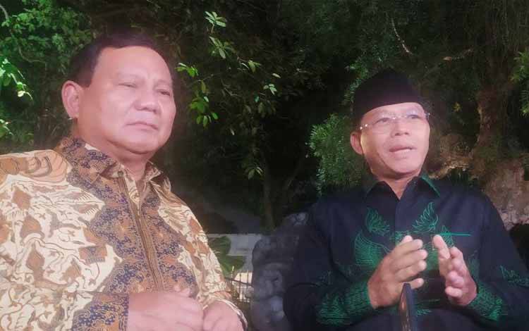 Plt Ketua Umum Partai Persatuan Pembangunan (PPP) Muhamad Mardiono (kanan) dan Ketua Umum Partai Gerindra Prabowo Subianto (kiri) di Kompleks Istana Merdeka, Jakarta, Selasa (2/5/2023) malam. ANTARA/Indra Arief Pribadi