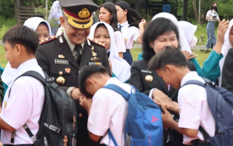 Bupati Pulang Pisau (Pulpis) Pudjirustaty Narang mengharapkan di dalam momen peringatan hari pendidikan nasional (Hardiknas) 2023, bisa menjadi semangat untuk dapat melahirkan generasi yang berprestasi.