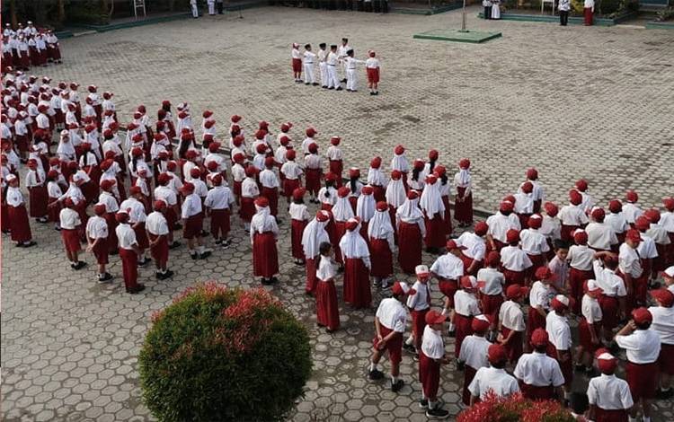 SDN 3 MB Hulu melakukan apel di halaman sekolah. (FOTO: DEWIP)