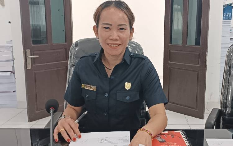 Anggota DPRD Gunung Mas Nomi Aprilia saat mengikuti rapat dengar pendapat. (FOTO: RISKA YULYANA)?