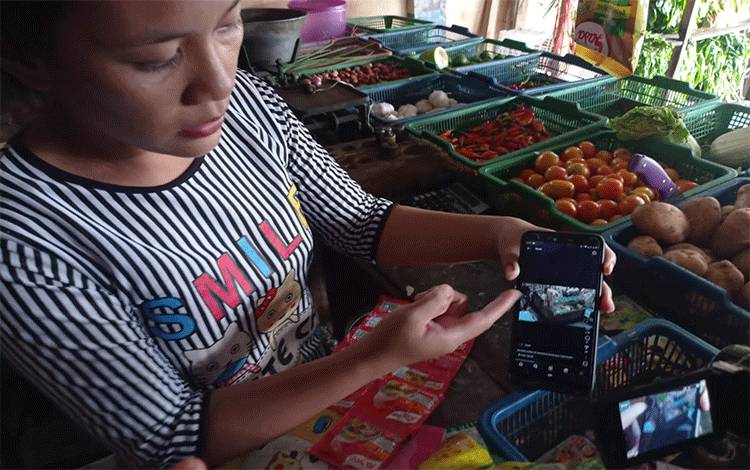 Seorang Pria Terekam CCTV Curi Satu Kardus Mie dan 3 Kg Gula di Sisingamangaraja