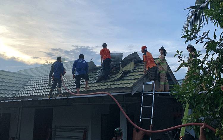Akibat Korsleting Listrik, Rumah Jalan Putri Junjung Buih Nyaris Ludes Terbakar