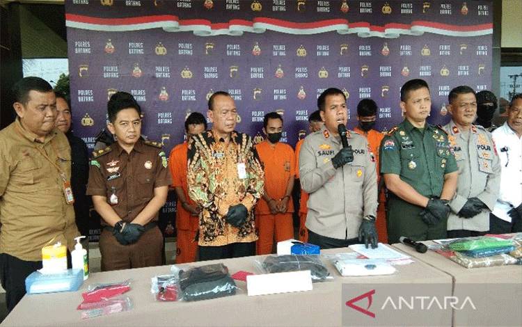 Kepala Polres Batang AKBP Saufi Salamun bersama Forkompinda Kabupaten Batang menggelar konferensi pers kasus pelecehan seksual di Mapolres Batang, Kamis (4/5/2023). (ANTARA/Kutnadi)