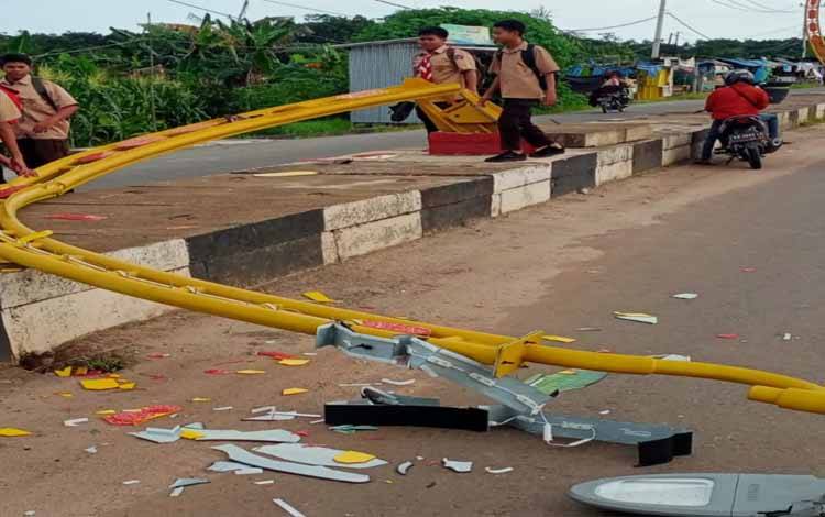Ini Kronologi Truk Tabrak Tiang Lampu Terowongan Nur Mentaya