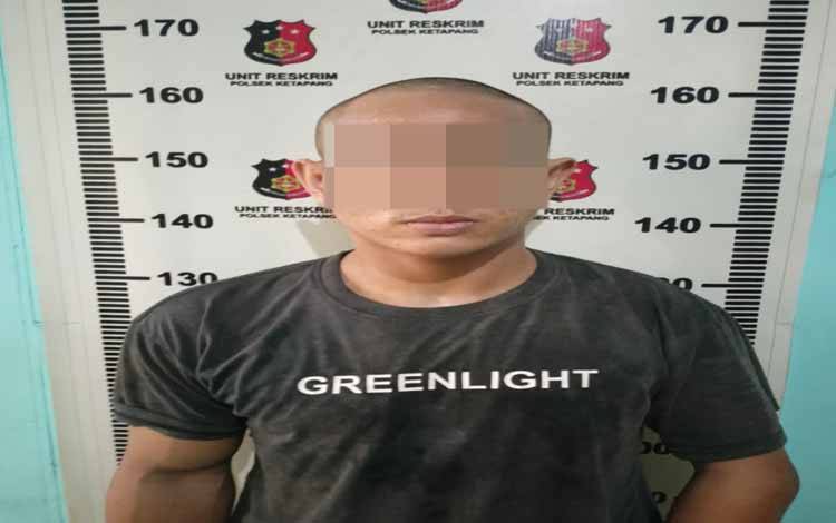 Pelaku pencurian dengan pemberatan saat diamankan di Mapolsek Ketapang. (FOTO: IST)