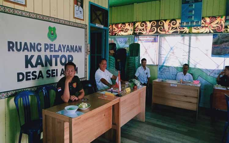 Pertemuan rutin Pemerintah Desa Sei Asem, Kecamatan Kapuas Hilir. (FOTO: IST)