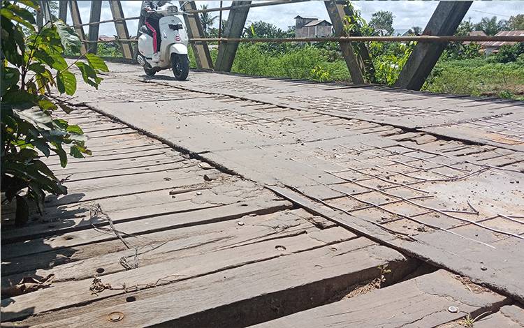 Tak Hanya Pelat Besi Hilang, Kini Jembatan Kapten Mulyono juga Berlubang