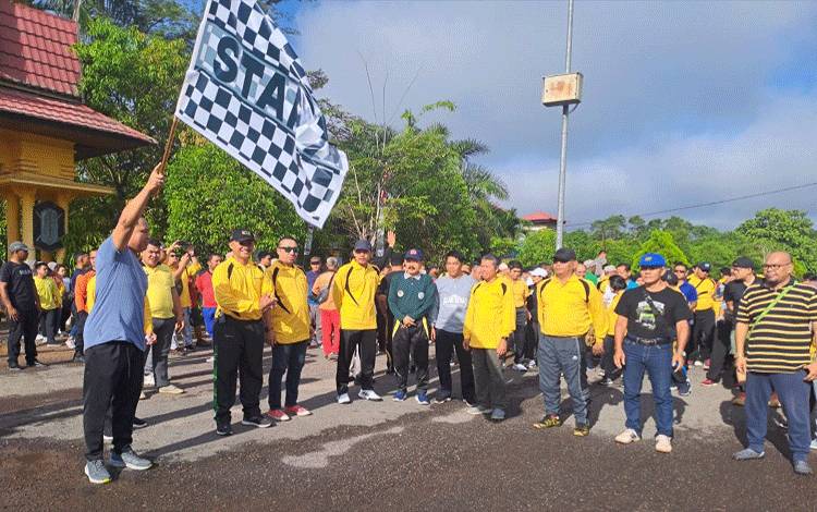 Peringati May Day, Bupati Lamandau Jalan Sehat Bersama Pekerja dan Dunia Usaha