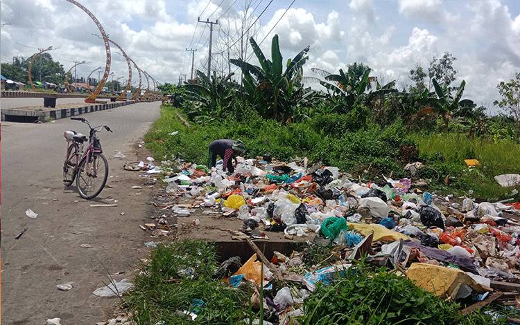 Pemandangan Kumuh dan Bau Sampah di Terowongan Nur Mentaya
