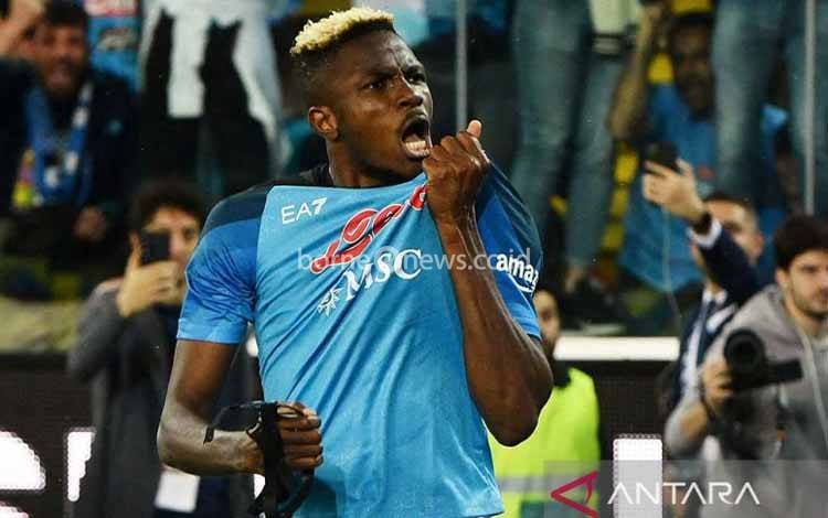 Pemain Napoli Victor Osimhen berselebrasi setelah mencetak gol ke gawang Udinese dalam pertandingan sepak bola Liga Italia di Dacia Arena, Udine, Italia, Jumat (5/5/2023). Pertandingan berakhir imbang 1-1 dan Napoli dipastikan mengunci juara Liga Italia 2022/2023 dengan mengumpulkan 80 poin dari 33 laga. ANTARA FOTO/Reuters/Jennifer Lorenzini/nym.