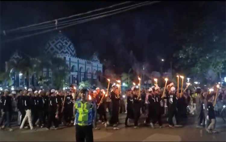 Antusiasnya Warga Kapuas Saksikan Pawai Obor Syukuran Syawal