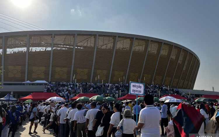 Suasana pengunjung yang memadati Stadion Nasional Morodok Techo Phnom Penh, Kamboja, Jumat (5/5/2023). (ANTARA/Arnidhya Nur Zhafira)