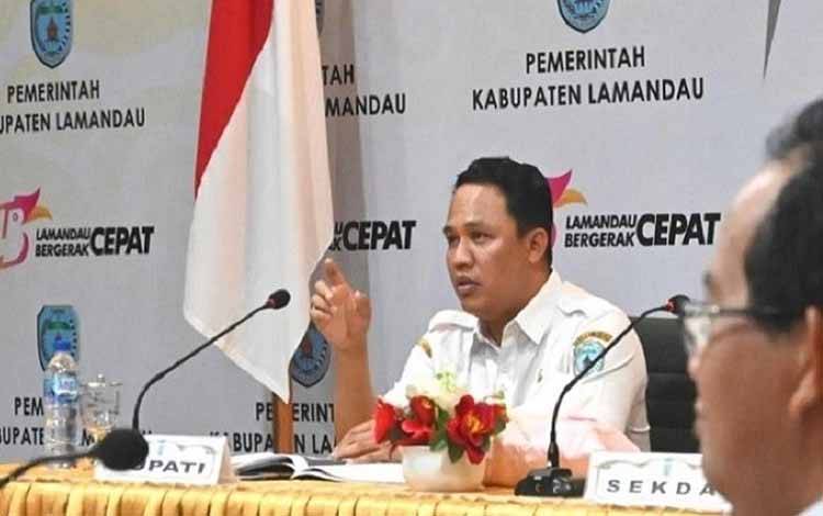 Bupati Hendra Lesmana saat memimpin rapat koordinasi pimpinan OPD di lingkungan Pemerintah Kabupaten Lamandau. (FOTO : HENDI NURFALAH)