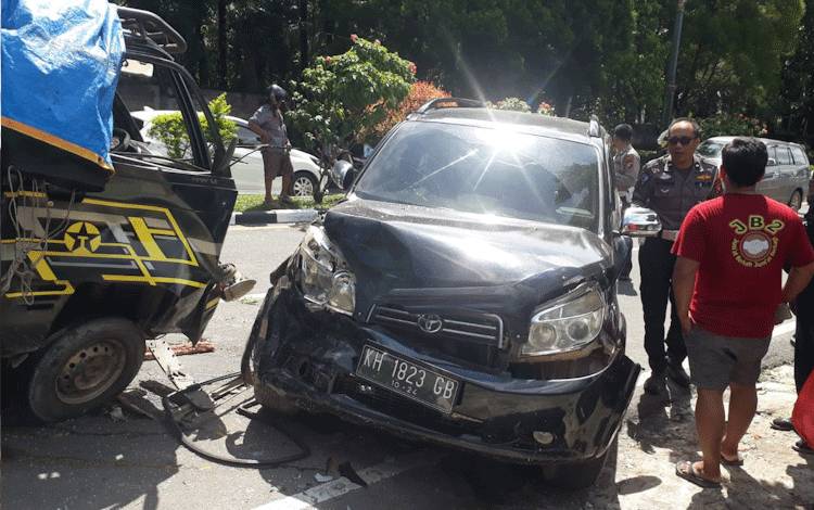 Tabrakan yang terjadi antara pikap carry dan toyota rush yang terjadi di Jalan Iskandar, Kelurahan Madurejo, Kecamatan Arut Selatan (Arsel), Kabupaten Kotawaringin Barat (Kobar), Sabtu, 6 Mei 2023.