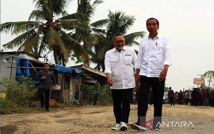 Presiden Joko Widodo didampingi Menteri Perdagangan Zulkifli Hasan dalam kunjungan dan pemeriksaan Jalan Seputih Raman yang rusak di Lampung Tengah, Jumat (5/5/2023). ANTARA/Ruth Intan Sozometa Kanafi/am.