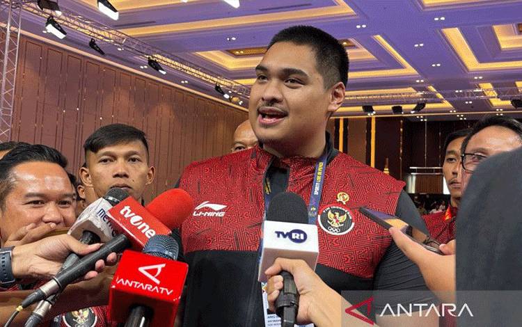 Menteri Pemuda dan Olahraga (Menpora) Indonesia Dito Ariotedjo saat dijumpai awak media usai pertandingan cabang olahraga vovinam di Chroy Changvar Convention Center Phnom Penh, Kamboja, Sabtu (6/5/2023). (ANTARA/Arnidhya Nur Zhafira)