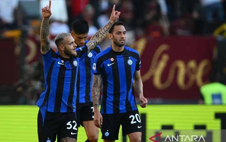 Bek Inter Milan Federico Dimarco melakukan selebrasi setelah mencetak gol pertama dalam pertandingan Liga Italia lawan AS Roma di Stadion Olympic pada 6 Mei 2023. ANTARA/AFP/Vincenzo PINTO