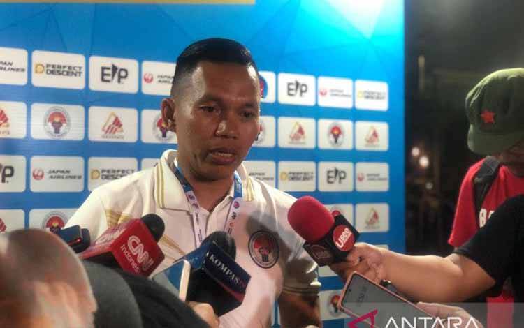 Pelatih panjat tebing kategori speed Indonesia Hendra Basir saat jumpa pers di Lot 6 Gelora Bung Karno (GBK), Jakarta pada Sabtu (6/5). (Fajar Satriyo)