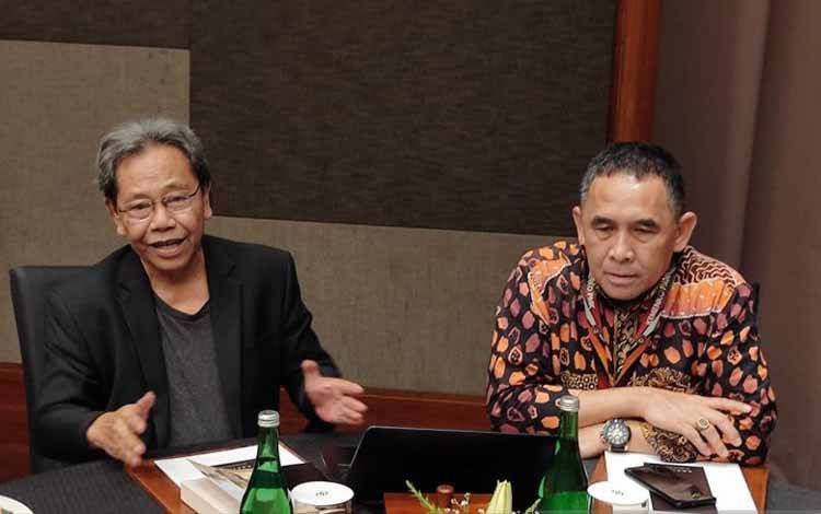 Staf Khusus Menko PMK Bidang Kerja Sama Internasional, Joko Kusnanto Anggoro (kiri) dalam press briefing di Nusa Dua, Bali, Sabtu (6/5/2023). (ANTARA/ Zubi Mahrofi)