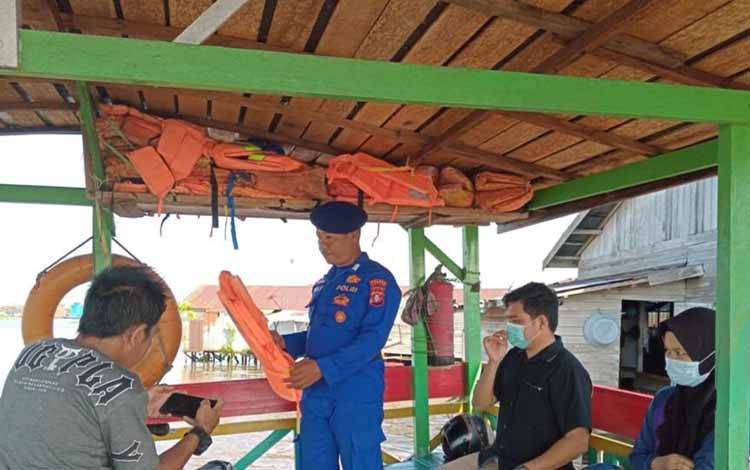Personel Satpolairud Polres Kapuas Cek Kelengkapan Alat Keselamatan di Feri Penyeberangan