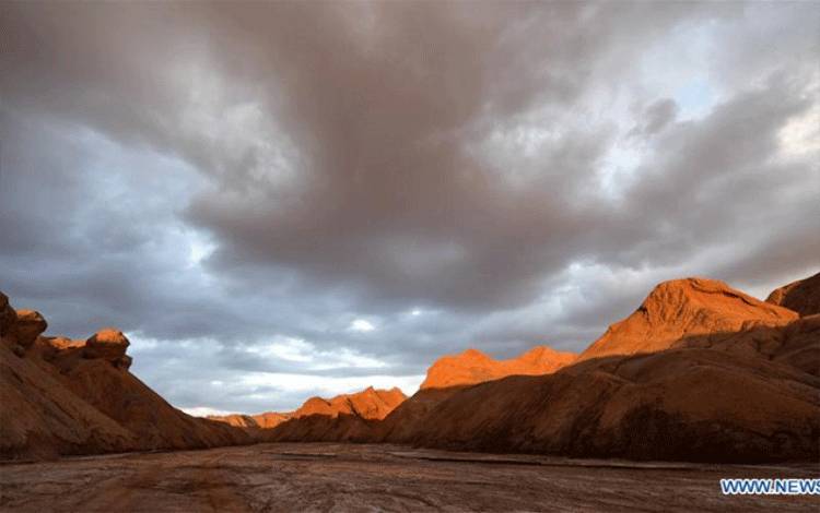 Peneliti China Klaim Pertama Kali Temukan Air di Mars