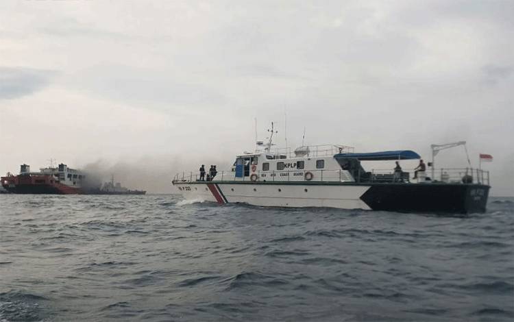 Kemenhub Kerahkan Kapal Patroli KPLP Evakuasi KMP Terbakar