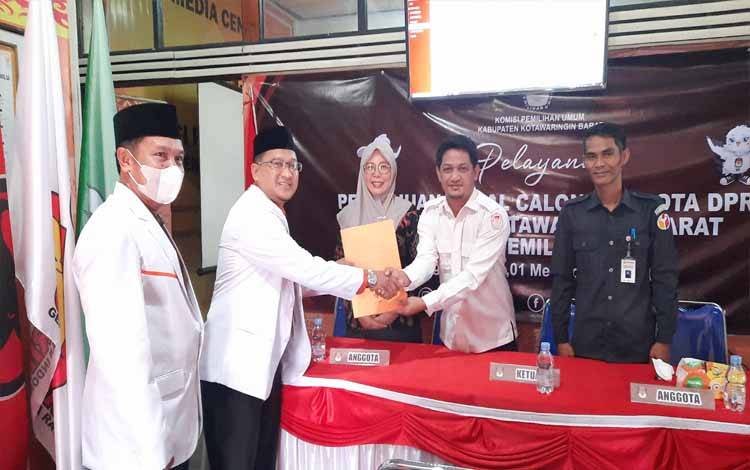 Ketua DPD PKS Kobar Ade Ridho saat menyerahkan berkas pendaftaran Bacaleg ke KPU Kobar. (FOTO : DANANG)