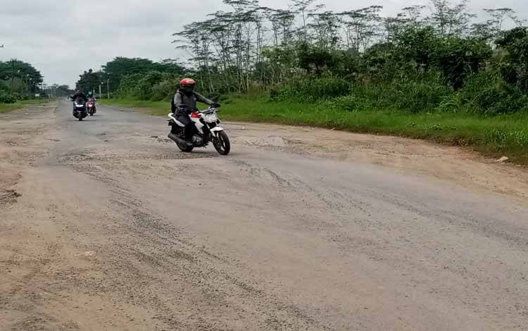 Warga Pulang Pisau Keluhkan Jalan yang Rusak dan Berlubang
