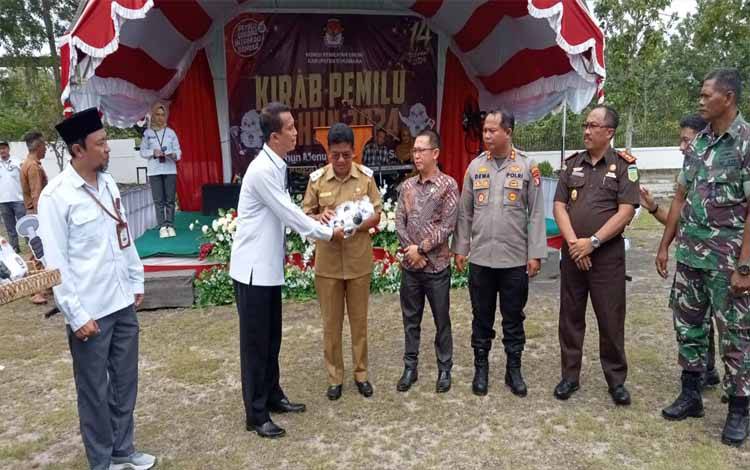 KPU Lamandau menyerahkan bendera parpol kepada wakil bupati Sukamara, Ahmadi pada Senin, 8 Mei 2023. (FOTO:NORHASANAH)