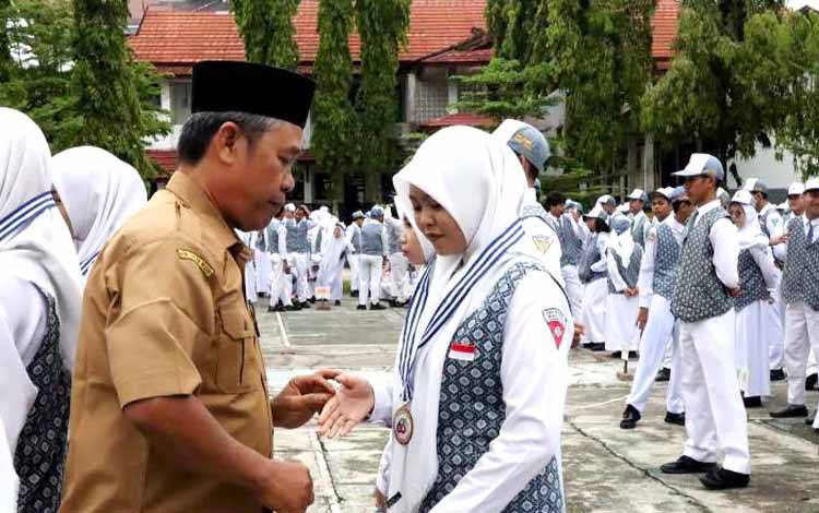 Kepsek SMAN 1 Muara Teweh Lepas 227 Siswa-Siswi?