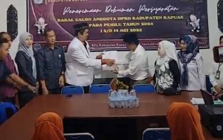 DPD PKS Kapuas Jadi Parpol Pertama Ajukan Bakal Calon Anggota DPRD Kapuas ke Kantor KPU