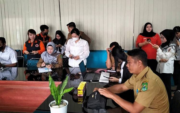 Pegawai BPBD Kapuas Antusias Aktivasi IKD Program Layanan Jemput Bola Disdukcapil
